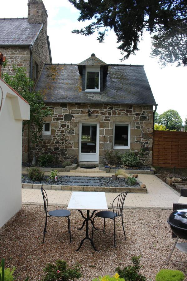 Ty Daou - Gites Du Vieux Tilleul Treglamus Exterior foto